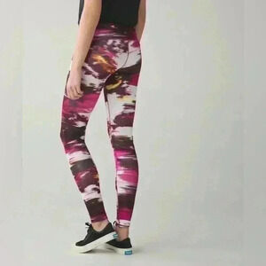 Lululemon Wunder Under Pigment Wind Berry Rumble Multi size 6